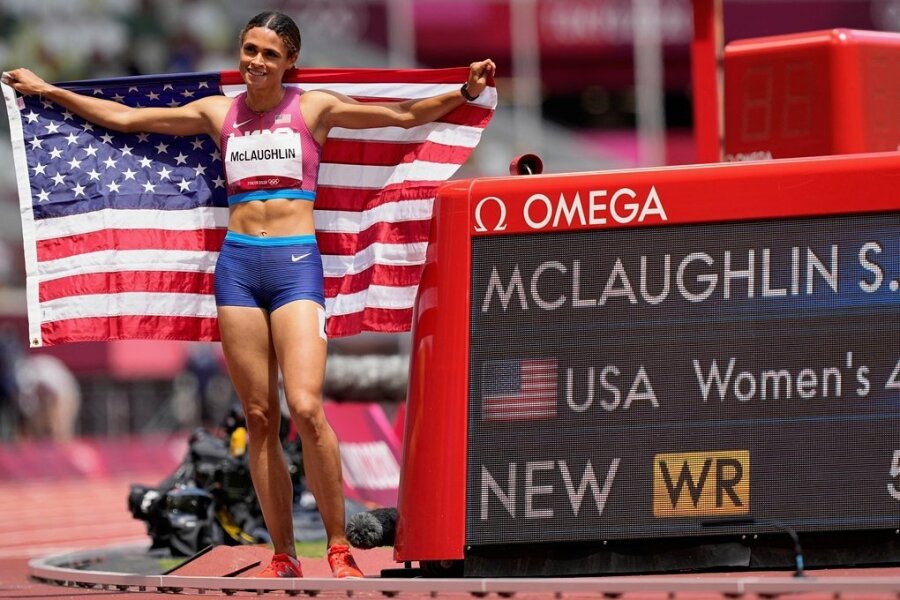Das Geheimnis der Fabelrekorde bei Olympia - Sydney McLaughlin aus den USA feiert, nachdem sie mit einem neuen Weltrekord eine Goldmedaille gewonnen hat. 