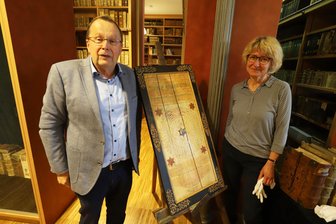 Das Geheimnis der Holztafel: Was eine Restaurierung in der Andreas-Möller-Bibliothek zu Freiberg ans Licht brachte - Restauratorin Susanne Mayer und Kustos Volker Bannies mit der geheimnisvollen Tafel der Andreas-Möller-Bibliothek Freiberg.