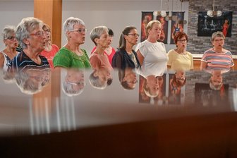 Das Geheimnis der Singgemeinschaft Mühlau: Ein Chor, eine Familie - Seit 30 Jahren trifft sich jeden Dienstag um 19.30 Uhr die Singgemeinschaft Mühlau im Gasthof „Zur Linde“ zur Probe. Mit einem Konzert am 7. September ab 15.30 Uhr wird das Jubiläum gefeiert. Dann erklingt auch ein Lied von den Puhdys, das Chorleiter Jens Freund neu einstudiert hat.