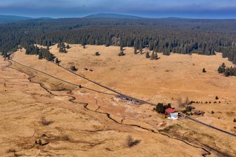 Das Geheimnis der verschwundenen Dörfer im böhmischen Erzgebirge - Auf dieser Hochfläche am Erzgebirgskamm lebten einmal 1000 Menschen. Von dem Dorf Hirschenstand steht heute nur noch eine Handvoll Häuser.