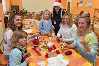 Das Geheimnis des Burkersdorfer lebendigen Adventskalenders oder die alte Schule als Bastlerstube - Ines Hähnel-Bejsovec (mit Zipfelmütze) und die Bastlerinnen beim lebendigen Adventskalender in Burkersdorf.