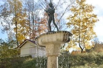 Das Geheimnis des Museumsbrunnens in Markneukirchen - Der Brunnen im Hof des Musikinstrumenten-Museums Markneukirchen in Aktion. Aktuell hält der Wasserspender Winterschlaf.
