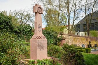 Das Geheimnis des Soldatendenkmals von Königsfeld: Kur bringt es ans Licht - Das Denkmal für die Gefallenen des Ersten Weltkrieges auf dem Friedhof in Königsfeld wurde restauriert und am Montag wieder an seinem Platz aufgebaut. Zuvor wurde eine Zeitkapsel aus Edelstahl in den Sockel gelegt. 