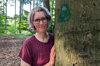 Das Geheimnis hinter dem Baum: Unterwegs mit einer Waldbaderin in Freiberg - Carina Adlung setzt auf positive Wirkung, die von Bäumen ausgeht.