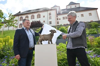 Das Geheimnis um den „Platzhirsch“ ist gelüftet: So sieht die neue Skulptur von Augustusburg aus - Bürgermeister Jens Schmidt (links) und Künstler Erik Neukirchner enthüllten am 23. Mai unterhalb von Schloss Augustusburg das Modell für die neue Skulptur.