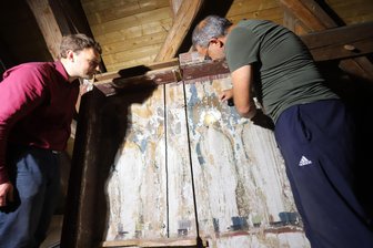 Das Geheimnis von Cämmerswalde: Welcher Schatz ist in der Kirche versteckt? - Tino Simon (r.) und Philipp Dohle an einem Teil des Flügelaltars in der Kirche Cämmerswalde.