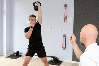 "Das Gehirn macht auch den Körper fit": Trainer aus Chemnitz über Neuroathletik - Gewichte sind nicht alles: Neuroathletik-Coach Mathias Schwichtenberg aktiviert über ein spezielles Augentraining die Rumpfstabilität seines Schützlings Daniel Schneider.