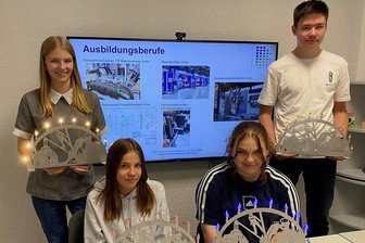 Das geht in Klingenthal: Firma wirbt kreativ um Nachwuchs - Abschluss mit persönlichem Lichterbogen: Die künftigen Elftklässler Nasti Fischer (vorn rechts) und Luca Wolfensteller sowie Laura Karbstein (vorn links) nutzten das Schnupperangebot der KMW Engineering, durch das Julia Karbstein (hinten links) führte.