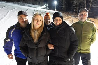 „Das geht nur mit Liebe“: Wie im Vogtland eine Familie und ein Freundeskreis einen Lift am Leben halten - Skilift-Betreiber Marco Wunderlich (rechts) und Freunde genießen jede Sekunde am Hang an der Jägerstraße.