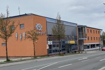 „Das Geld fehlt überall“: Wilkau-Haßlau ringt mit größten Haushaltsproblemen seit der Wende - Die Muldentalhalle könnte besser ausgelastet sein, wenn Bühnentechnik vorhanden wäre.