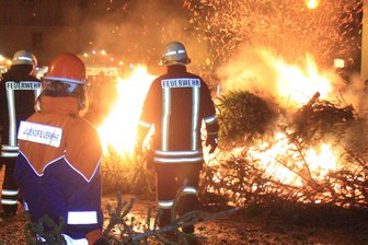 Das Gersdorfer Weihnachtsbaum-Neujahrsfeuer muss umziehen - Die Gersdorfer Feuerwehrleute wollen am Samstag zeigen, dass sie auch Feuer machen können.