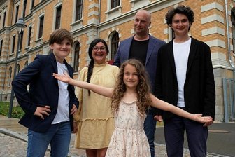 "Das Gesamtpaket stimmt" - Wissenschaftler lässt sich in Reichenbach nieder - "Die Reichenbacher Schulen sind top." Steffen Roth vor dem Goethe-Gymnasium mit seiner Frau Arminka, die Psychologin ist, sowie den Kindern Lev (rechts), Luc und Fea. Jedes der Kinder wurde in einem anderen Land geboren; Lev in Deutschland, Luc in der Schweiz und Fea in Frankreich.