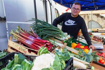 Das Geschäft brummt: Polnischer Gemüsehändler fährt jede Woche nach Plauen - Lukas Kuzdrowski hat sich als Händler auf dem Plauener Altmarkt etabliert. Der junge Pole kommt inzwischen seit vier Jahren in die Vogtlandmetropole.
