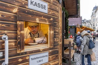 Das Geschäft mit dem Geschäft: Wer ist der Klomann vom Annaberger Weihnachtsmarkt? - Albrecht „Ali“ Werner ist der Klomann auf dem Annaberger Weihnachtsmarkt. Wenn der 73-Jährige aus seinem Kassenhäuschen schaut, bringt das manchen Passanten zum Schmunzeln.