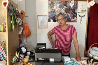 „Das Geschäft war mein Traum“: Handarbeitsladen in Lugau schließt - Brit Kinder (55 Jahre) in ihrem Laden, den sie mit Herzblut aufgebaut habe, wie sie betont.