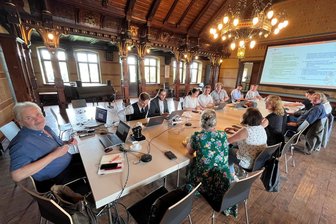 Das Geschlecht der Säcke und andere Kuriositäten: Was Vogtländer über ihre Ahnen noch nicht wussten - Im historischen Ratssaal auf Burg Mylau trafen sich jetzt die Projektpartner. Links: Siegfried Kost vom Verein Futurum Vogtland.