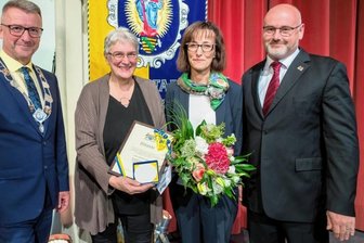 Das Gesicht der Baldauf-Villa sagt ade - Zum Ende ihrer beruflichen Laufbahn ist Constanze Ulbricht von Marienbergs Oberbürgermeister André Heinrich (l.), Kämmerin Heike Dachselt und Heinrichs Stellvertreter Roy Müller mit der Ehrenplakette in Weiß - der höchsten Auszeichnung der Bergstadt - für ihr Lebenswerk geehrt worden. 