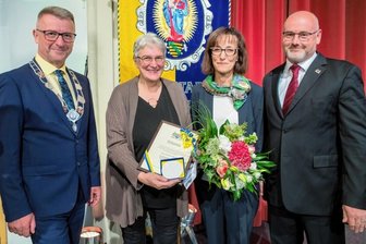 Das Gesicht der Baldauf-Villa verabschiedet sich - Zum Ende ihrer beruflichen Laufbahn ist Constanze Ulbricht von Marienbergs Oberbürgermeister André Heinrich (l.), Kämmerin Heike Dachselt und Heinrichs Stellvertreter Roy Müller mit der Ehrenplakette in Weiß - der höchsten Auszeichnung der Bergstadt - für ihr Lebenswerk geehrt worden.