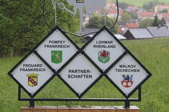 Das gibt es nicht alle Tage: Sechs Eppendorfer tragen sich ins Goldene Ehrenbuch der Stadt Lohmar (NRW) ein - Eppendorf unterhält zu mehreren Kommunen partnerschaftliche Kontakte.