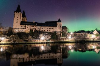 Das gibt es nur auf Schloss Rochlitz: Hochzeitsmesse mit (fast) echter Trauung - Schloss Rochlitz: Traumkulisse für Hochzeiten – und für Polarlichterjäger.