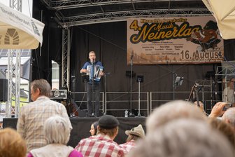 Das gibt es nur im Erzgebirge: „Weihnachtsessen“ mit Musik sorgt für volle Straßen - Auf der Bühne „Gänsekeule“ sorgte Tim von „De Maarsäck“ für zahlreiche Lacher.
