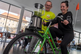 Das gibt es nur im Vogtland: Vom Augenmobil geht es direkt zum Vitamin-Express - Hier wird das Fahrrad zum Smoothie-Mixer: Peter Geipel begleitet Claudia Perduß zum fertigen Getränk.