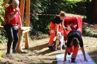 Das gibt es nur in Augustusburg: Publikum freut sich über den etwas anderen Koffer-Ella-Lauf - Timo Ahnert (links) feuert die Mannschaft BRH Rettungshundestaffel Mittelsachsen an.