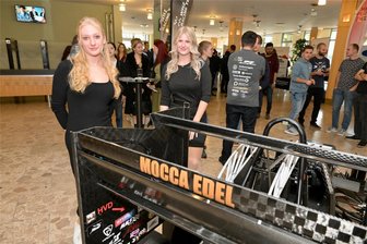 „Das gibt es nur in Zwickau“: Ein Studiengang, der junge Leute aus aller Welt an die WHZ lockt - Zwei von mehr als 900 neuen WHZ-Studenten: Amina Skubacz aus Lichtentanne und Emily Beier aus Kirchberg im Foyer des Konzert- und Ballhauses „Neue Welt“.