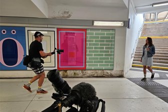 Das gibt es wohl nur in Flöha: MDR dreht Reisesendung im Bahnhofstunnel - Im August 2024 hat der MDR für die Reisesendung „Unterwegs in Sachsen“ im neu gestalteten Bahnhofstunnel von Flöha gedreht. Im Bild die Moderatorin Kathi Groll und Roman Schlaack.