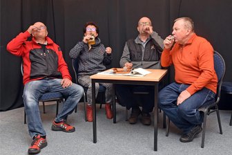 Das gibt‘s beim Mundarttheater in Gehringswalde: Streusel mit Senf und Stollen mit Zwiebel - Probe beim Mundarttheater Gehringswalde: Dem Hochprozentigem sprechen Michael Just, Maria Hofmann, Jens Wünsche und Andreas Loos (v. l.) im neuesten Lustspiel zu.