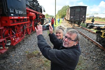 Das gibt´s doch gar nicht: Wie eine Dampflok vorm Großtanklager in Hartmannsdorf für Aufsehen sorgt - Angela und Lutz Heymann halten als Anwohner den einmaligen Dampfzughalt fest.