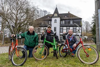 Das gibt’s nur in Pfaffengrün: Warum dort alte Klappfahrräder im Mittelpunkt stehen - Die Macher hinter der Klappfahrrad-Ausstellung: Gerhard Jacobi, Ingo Kunze, und Torsten Schink (von links).