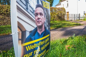 Das ging fix: FDP sammelt vergessenes Wahlplakat ein - Dieses vergessene Wahlplakat ist mittlerweile weg.