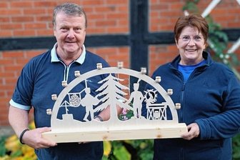 Das ging fix: Rätsel um Brünloser Bogen gelöst - Heike und Wolfgang Lorentz mit dem fertigen Schwibbogen von Brünlos, nur der Farbanstrich fehlt noch.