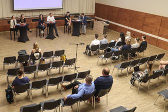 Das ging schief: Leerer Saal bei prominentem Wahlpodium des Chemnitzer Stadtschülerrats - Nichtmal eine Reihe füllten die Schüler am Dienstag bei der Podiumsdiskussion zur Landtagswahl im Chemnitzer Luxor. Eingeladen hatte der Stadtschülerrat.