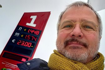 Das glaubt man erst, wenn man es sieht: Hohe Preisunterschiede bei Benzin und Diesel in Sachsen und Tschechien - Wieland Josch, Reporter der „Freien Presse“, an der Tankstelle im tschechischen Mnisek.