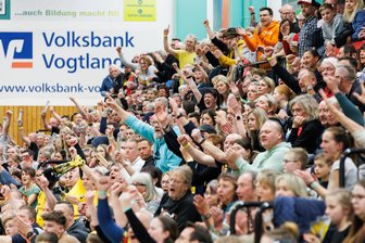 Das gleicht einem Wunder: Wie der SV 04 Oberlosa in 15 Minuten das Relegationsspiel drehte und auch im nächsten Jahr 3. Liga spielt - Auch ohne die Unterstützung der Oberlosaer Fans schaffte der SV 04 den Klassenerhalt. Lediglich rund 30 Vogtländer durften zum Relegationsrückspiel beim HC Burgenland in die Halle. Doch auch beim Public Viewing in der Helbig-Halle fieberten viele Anhänger mit.