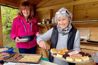 Das Glück belohnt die Mutigen - Heimatverein Neuwelt trotzt düsterer Wetterprognose - Kerstin Richter und Christina Teichmann (v. l.) am Kuchenstand. denn zur Kirmes gehört Kuchen dazu.