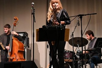 Das Glück der schönen Töne in weltoffener Gegenwart - Fabia Mantwill mit ihrem Quintett (im Bild Bassist Igor Spallati und Schlagzeuger Ugo Alunni) beim Konzert im Kraftwerk. Mit ihrem Orchester wäre sie ganz sicher auch eine Bereicherung der Kulturhauptstadt.