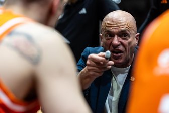 „Das Glück ist nicht auf unserer Seite“: Niners Chemnitz enttäuscht nach K.-o. gegen Bonn - Trainer Rodrigo Pastore sah eine Leistungssteigerung seiner Mannschaft. Ein Sieg sprang allerdings nicht dabei heraus.
