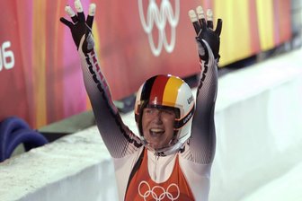 Das Gold in der Essecke: „Turin überstrahlt alles und bleibt unvergesslich“ - Sylke Otto jubelt im Ziel. Mit dem Sieg 2006 in Italien gewann die gebürtige Karl-Marx-Städterin ihr zweites Olympiagold nach 2002.
