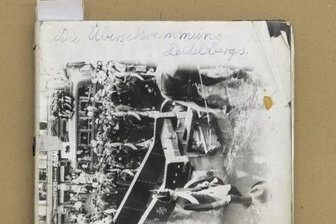 Das Grau des Grauens - Das Buch "Die Überschwemmung Heidelbergs I" entstand als Kunstwerk 1969. Anselm Kiefer schuf sie aus Papier, Photos, Ölfarbe, Kobaltsikkativ und Graphit.