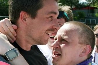"Das Großaspach-Spiel war ein Schlüsselerlebnis" - Martin Männel (links) konnte sich in Köln vor Glückwünschen der Fans kaum retten.