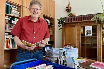 Das große Aufräumen im Büro: Direktor der Studienakademie Breitenbrunn verabschiedet sich - Professor Dr. Anton Schlittmaier räumt aktuell sein Büro aus und liest sich immer wieder fest.
