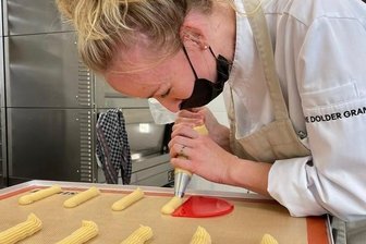 "Das große Backen"-Finalistin aus dem Erzgebirge: Traumpraktikum bei schweizer Star-Konditor - Jennifer Tippner durfte im Team von Christian Hümbs gleich vollwertig mit ran. Hier spritzt sie den Teig für Eclairs auf.