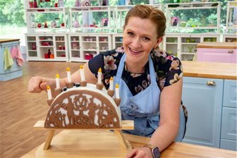 „Das große Backen“ geht für die Kandidatin aus dem Erzgebirge weiter: Sie spricht über Zeitdruck und das tolle Team - Sibylle Blei mit ihrem gebackenen Schwibbogen. Mit diesem Backwerk gab sie ihre Visitenkarte ab, um sich vorzustellen.