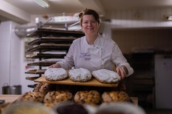 Das große Backen hat begonnen: Was der Stollen im Erzgebirge in diesem Jahr kostet - Die Stollen von Konditor- und Bäckermeisterin Doreen Seidel aus Gelenau werden deutschlandweit versandt. In ihrem Onlineshop stehen zehn unterschiedliche Stollen zur Auswahl.