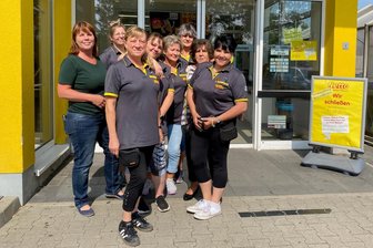 Das große Räumen: Wie der letzte Verkaufstag im Netto-Markt in Flöha ablief - Ein Teil des Teams im Netto-Markt in Flöha mit Verkaufsleiterin Kathrin Dixneit (links) und Marktleiterin Anja Peters (rechts).