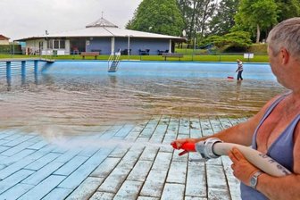 Das große Saubermachen nach dem Unwetter - Schwimmmeister Gerd Hochmuth muss das Becken im Crossener Bad ablassen und reinigen, nachdem die Sturzflut aus dem Birkengrundbach und von einem benachbarten Feld am Samstag Schlamm hineingespült hatte. Nach nicht einmal einem Tag Öffnung ist das Bad nun wieder geschlossen. 