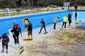 Das große Schrubben und Bauen: Freibäder rund um Flöha kurz vor der Eröffnung - Das große Schrubben: Im Freibad Erdmannsdorf wurde mit vereinten Kräften das große Becken gereinigt.